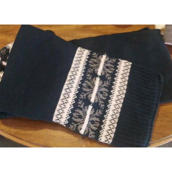 2 Pcs.Beanie Hat  Women's One Size Blue Ivory Snowflake w matching Scarf - Picture 3 of 3